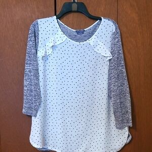 Van Heusen gray & white top with black hearts Sz L